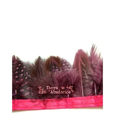 Tira de Plumas de Gallina de Guinea Medianas Granate 1mt.