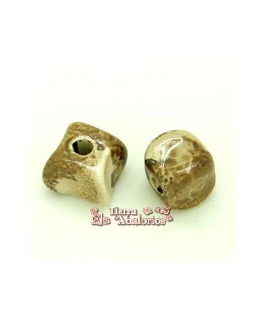 Cerámica Cubo Irregular 14x19mm Agujero 4mm Ocre Cerámica Cubo Irregular 14x19mm Agujero 4mm Ocre